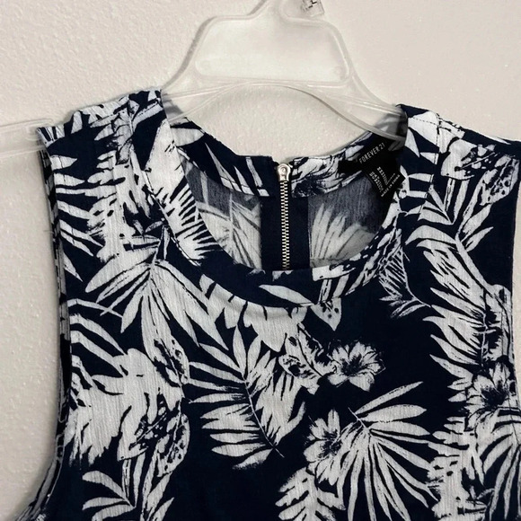 Forever 21 Women Blue Palm Trees Floral Top Size Medium - Picture 6 of 9